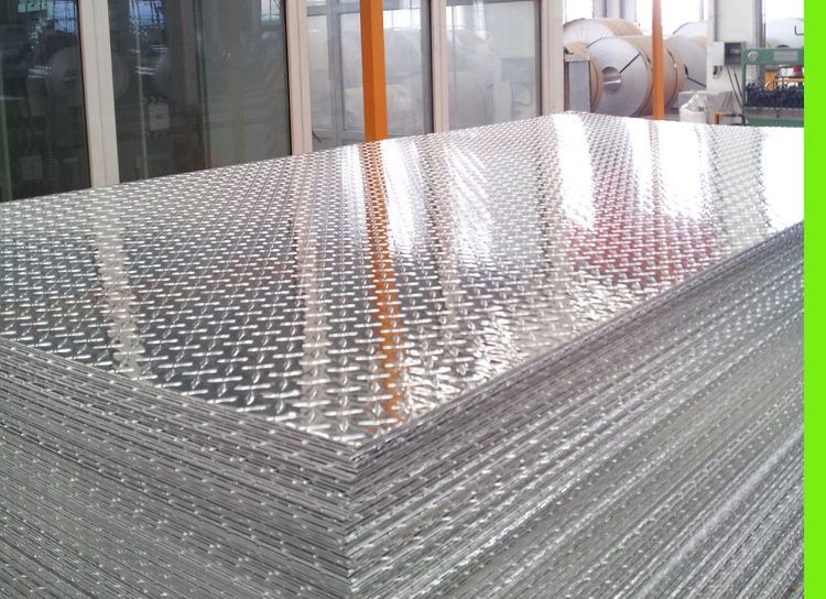 L'avantage de la plaque à carreaux en aluminium brillant de Chine