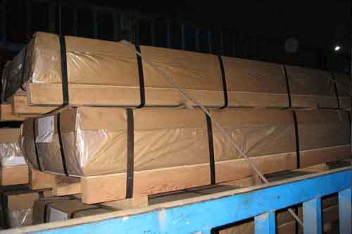 Un client de Kolkata achète des feuilles d'aluminium