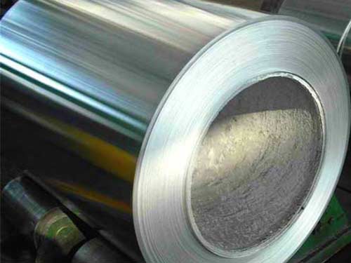 L&aacute;mina de aluminio con leng&uuml;eta de bater&iacute;a para aplicaciones de veh&iacute;culos el&eacute;ctricos con baja impedancia para una transmisi&oacute;n de energ&iacute;a eficiente